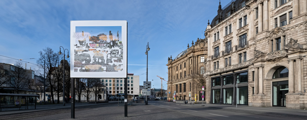 Das Billboard links im Vordergrund, rechts die Häuserreihe am Lenbachplatz.