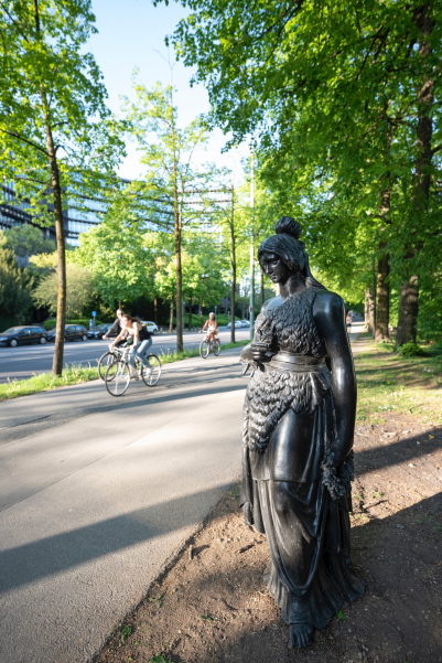 Eine lebensgroße Bronzestatue, die der Bavaria an der Theresienwiese nachempfunden ist, am Wegesrand.