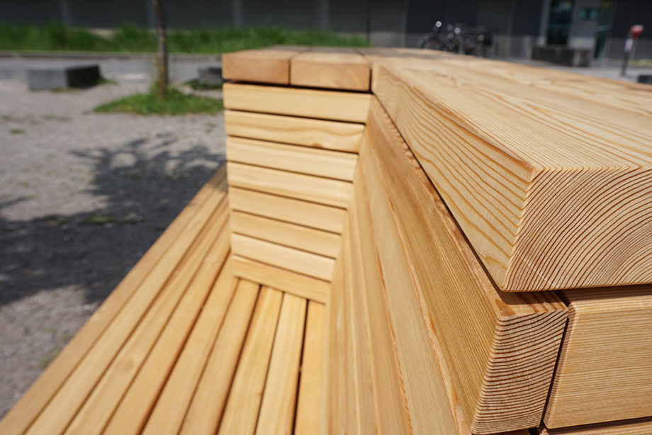 Detail of the bench. You can see the light, solid wooden elements, whose grain is clearly visible.