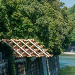 Holzbrücke über die Isar, die nach wenigen Metern endet.