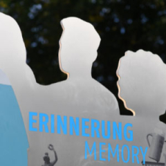 Denkmal mit Schriftzug "Erinnerung, Memory"