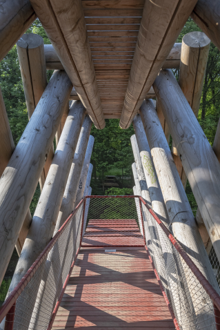 Auf der Brücke in der Mitte stehend, führt der Blick durch das Ende des Brückenkopfes in den gegenüberliegenden Park