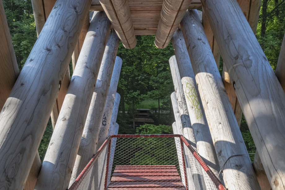 Auf der Brücke in der Mitte stehend, führt der Blick durch das Ende des Brückenkopfes in den gegenüberliegenden Park