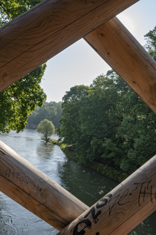 Blick durch die Balkenkonstruktion der Brücke auf die Isar