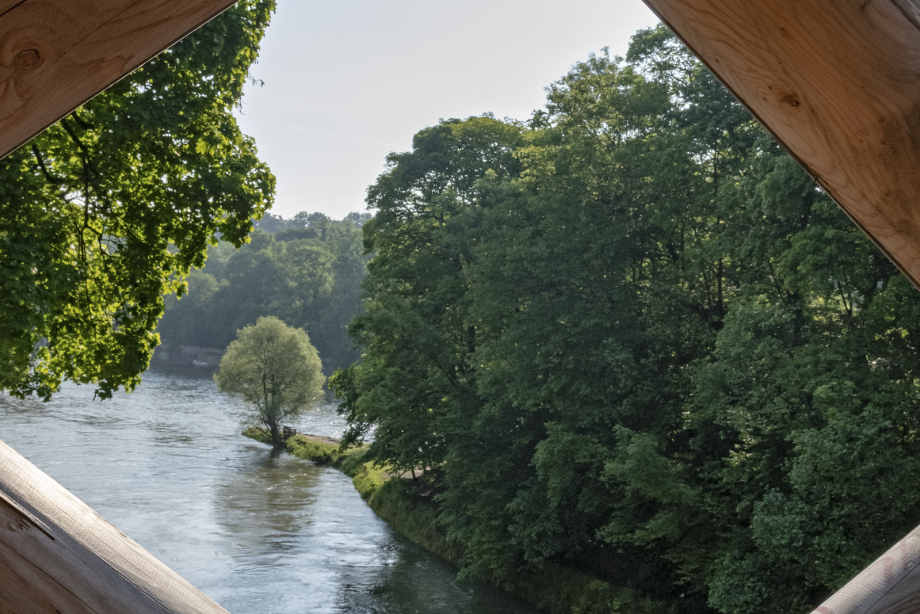 Blick durch die Balkenkonstruktion der Brücke auf die Isar