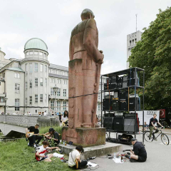 Musizierende junge Menschen rund um das Bismarck-Denkmal. Im Hintergrund ist das Deutsche Museum zu sehen.