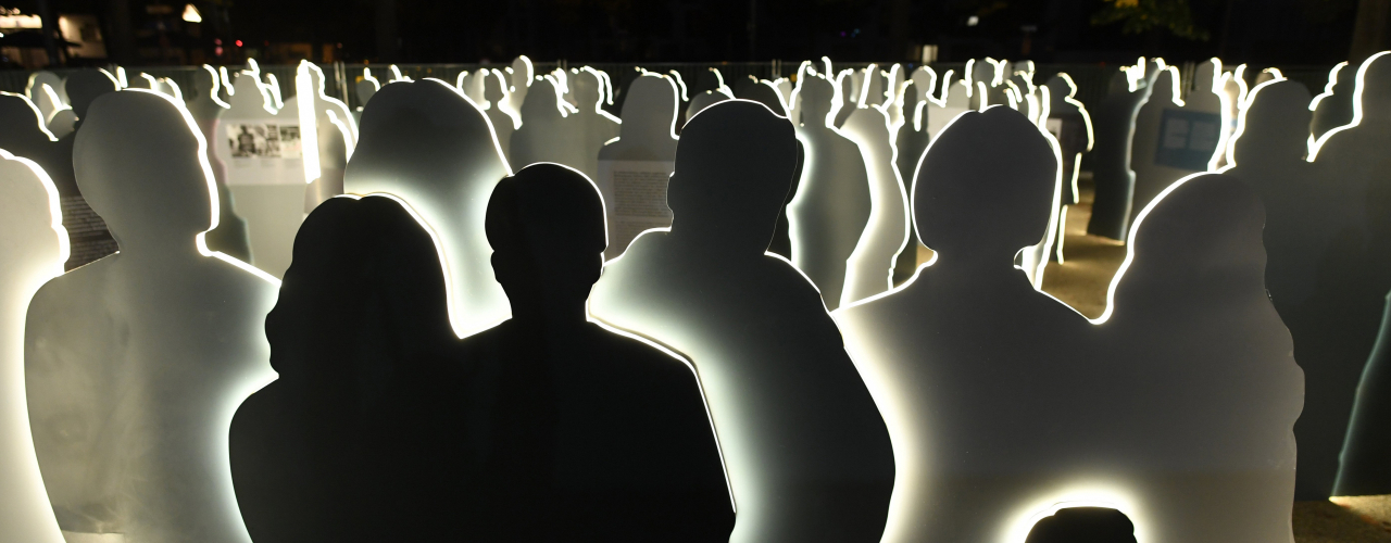 Nächtlicher Blick auf die große Gruppe erleuchteter Silhouetten