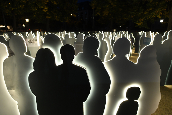 Nächtlicher Blick auf die große Gruppe erleuchteter Silhouetten