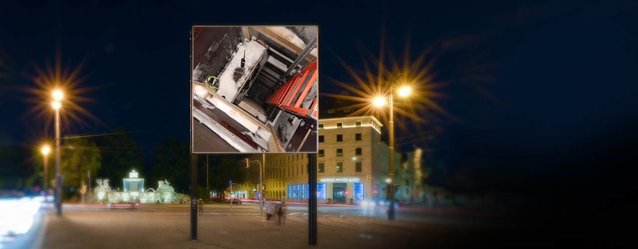 Eine fünf mal fünf Meter große Tafel, aufgestellt auf dem Lenbachplatz.