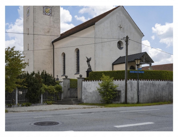 Church in Straßlach seen from the tarred road