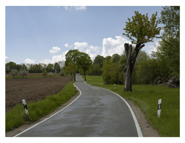 Eine kleine Teerstraße inmitten einer Landschaft