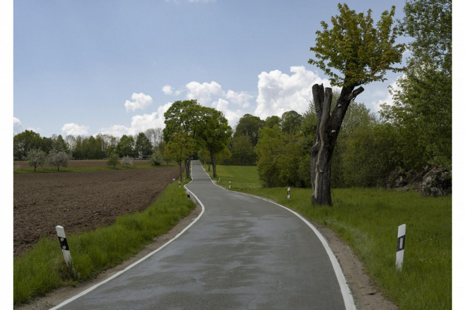 Eine kleine Teerstraße inmitten einer Landschaft