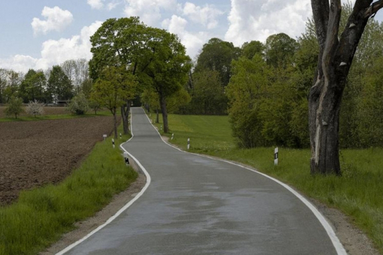 Eine kleine Teerstraße inmitten einer Landschaft