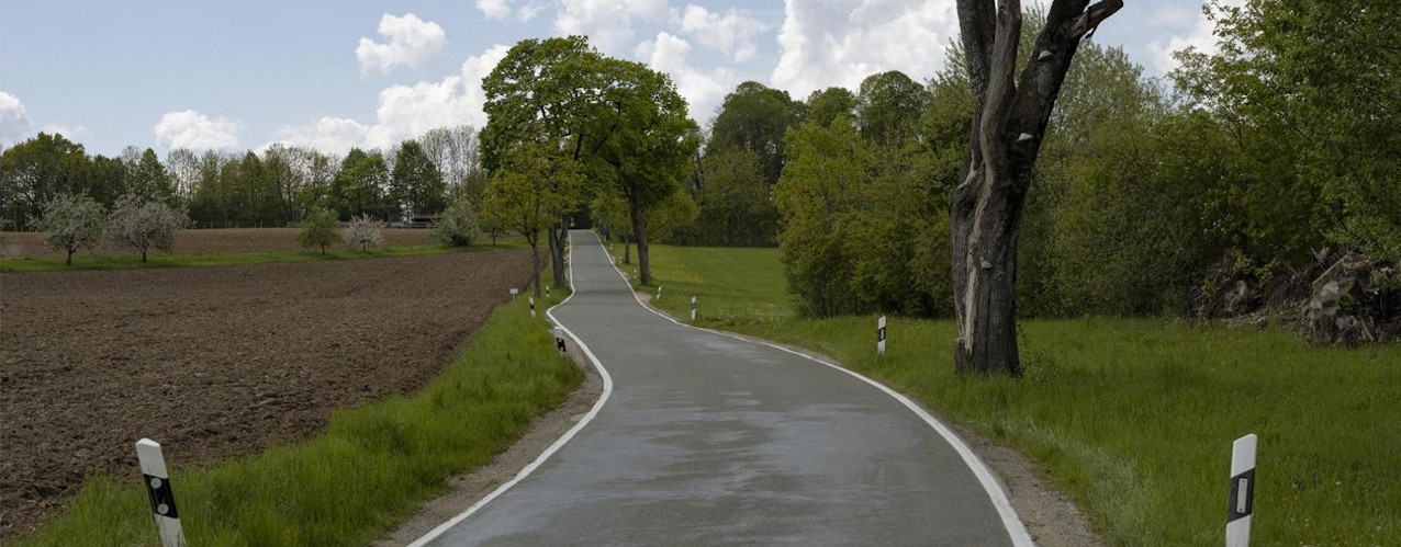 Eine kleine Teerstraße inmitten einer Landschaft