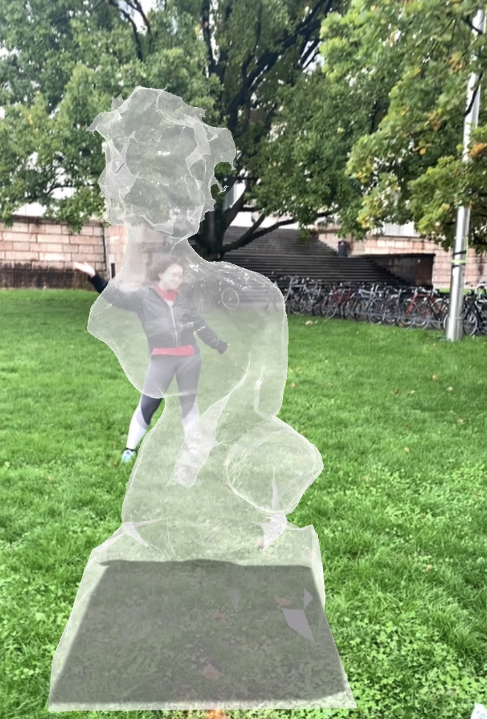 AR- Monument Jeanna Bauck mit Künstlerin Tabitha Nagy vor der Kunstakademie