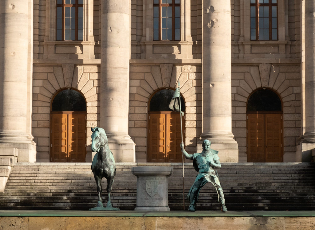Das zerlegte modifizierten Reiterstandbild von Otto I. von Wittelsbach vor der bayerischen Staatskanzlei
