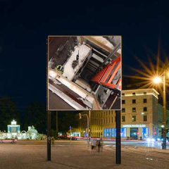 Eine fünf mal fünf Meter große, bedruckte Tafel auf dem Lenbachplatz