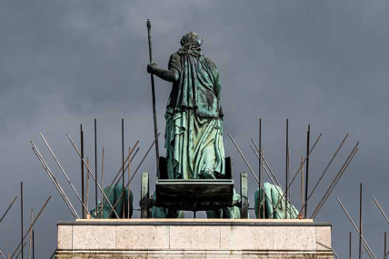 Die Bavariafigur mit vier Löwen auf dem Siegestor umgeben von überdimensionierten „Taubenspikes“, Stachel zur Abwehr von Tauben.