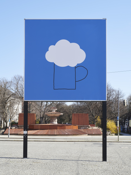 Frontal view of the billboard at Lenbachplatz. The motif shows a hand drawing in the shape of a beer mug with a cloud representing the foam on a blue background.
