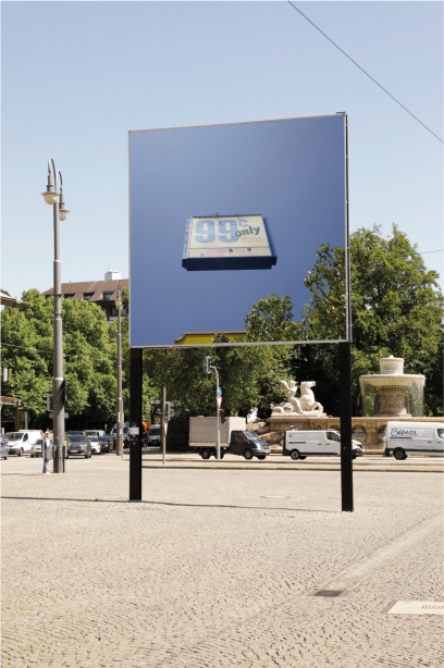 Frontalansicht des Billboards am Lenbachplatz. Das Motiv zeigt ein Werbebillboard mit der Aufschrift "99 Cents only stores" vor blauem Himmel, das ohne Stützstrukturen frei über der Erde zu schweben scheint.