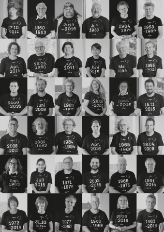 Black-and-white photo collage of various Hasenbergl residents, the so-called time ambassadors, in their individual T-shirts.