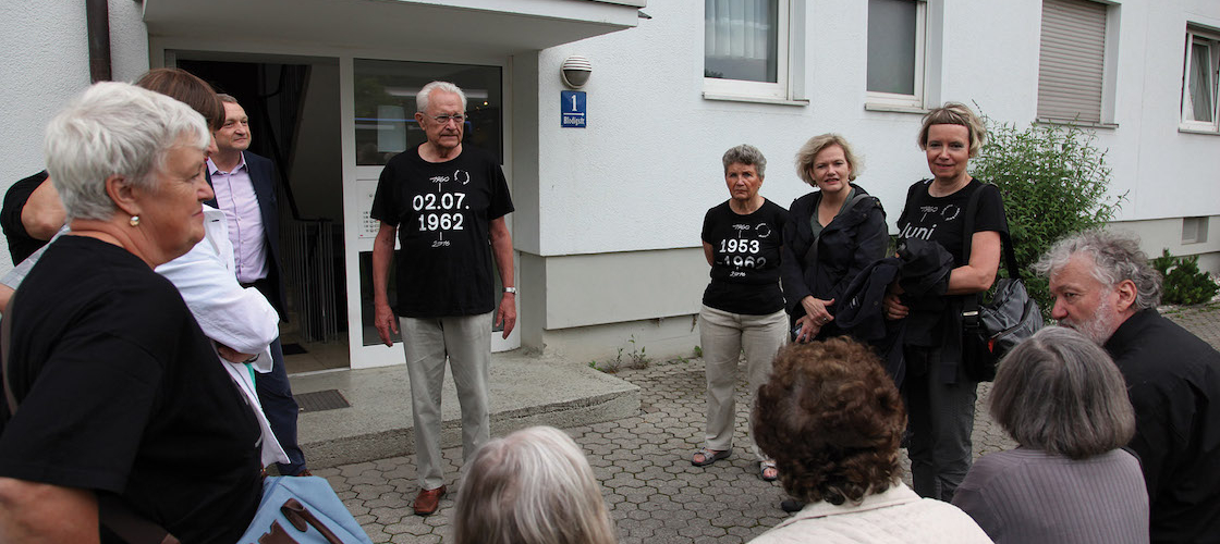 Image of a tour of Hasenbergl with several "time ambassadors" leading participants to the places of their memories.