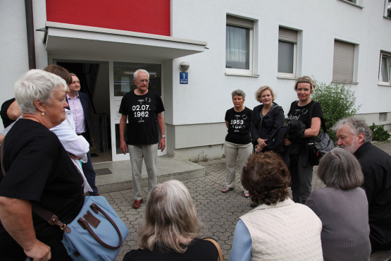 Image of a tour of Hasenbergl with several "time ambassadors" leading participants to the places of their memories.