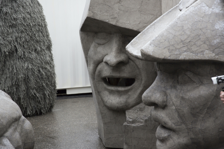 Two grey sculptures in the form of oversized heads can be seen on Max-Joseph-Platz. The heads bear the likenesses of ECB President Mario Draghi and Dutty Boukman, the leader of the first slave rebellion in Haiti in 1791.