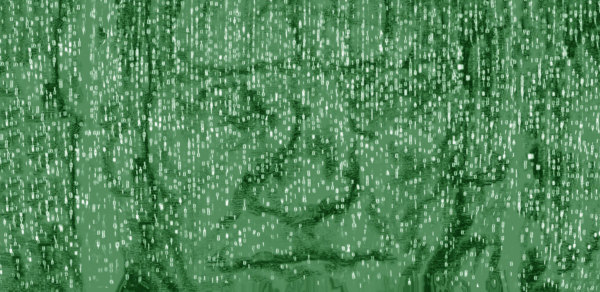 Auf grünem Hintergrund erscheint undeutlich das Gesicht eines Mannes, davor laufen Reihen von weißem binären Computercode.