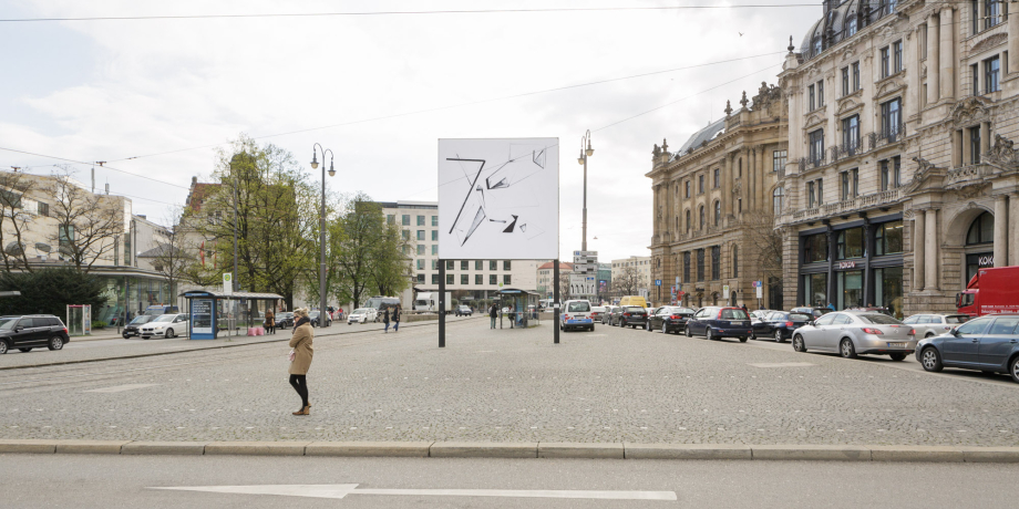 Ansicht des Lenbachplatzes Richtung stadteinwärts. Mittig das Billboard, das Motiv zeigt eine Tuschezeichnung in Schwarz-Weiß mit geometrischen und geschwungenen Formen und Linien.