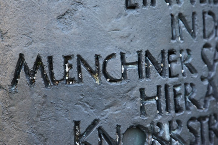 Nahaufnahme von Teilen der Inschrift auf dem Mahnmal für das "Judenlager Milbertshofen".