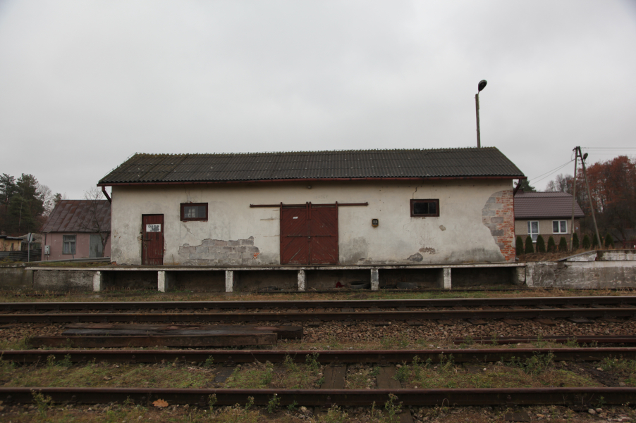 Baufälliges Haus und Bahngleise an der Bahnhaltestelle Izbica, Polen.