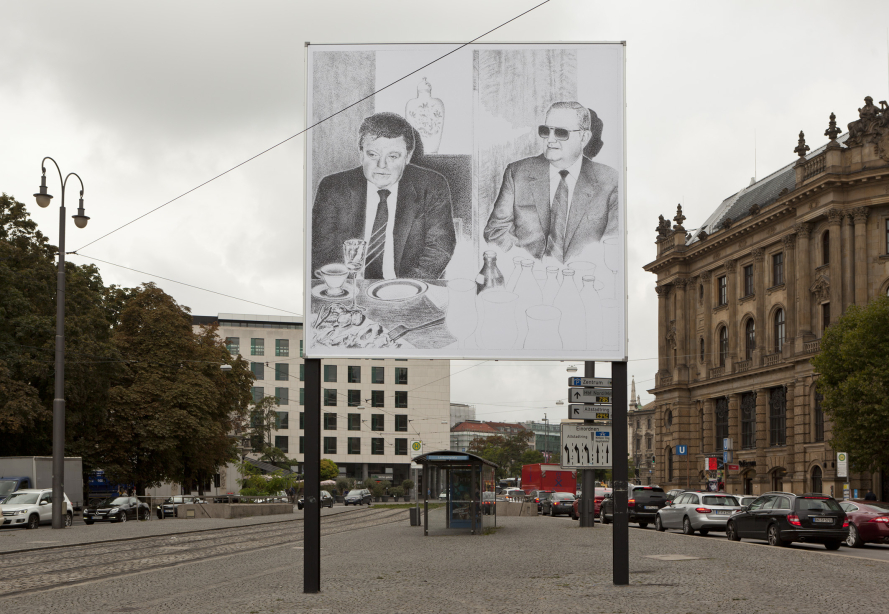 Das Motiv auf dem Billboard am Lenbachplatz zeigt die Tuschezeichnung einer Fotografie eines Treffens zwischen Franz Josef Strauß und Alexander Schalck-Golodkowski, Leiter des DDR-Außenhandelsministeriums.