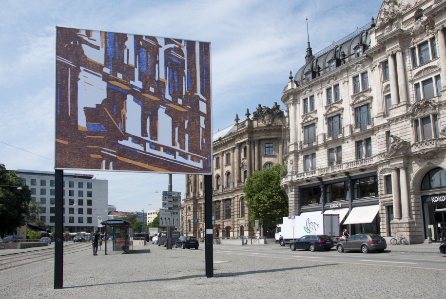 Ansicht des Billboards am Lenbachplatz stadteinwärts blickend mit dem Motiv "hide and seek" von Angela Stauber. Das Motiv gibt gespiegelt das Gebäude rechts neben der Plakatwand wieder. Die architektonischen Formen der historischen Fassade werden mit Hilfe der Technik des Holzschnittes vereinfacht und in eine blockhafte Ästhetik aus farbigen Flächen in den Farben weiß, gelb und blau abstrahiert.