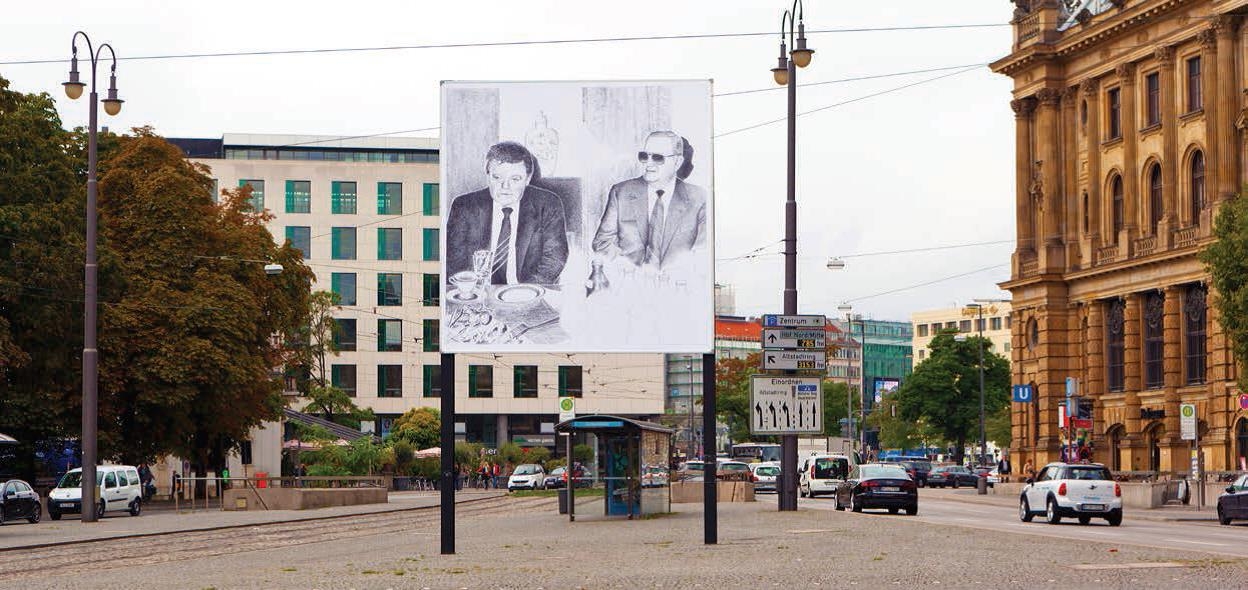 The motif on the billboard at Lenbachplatz shows an ink drawing of a photograph of a meeting between Franz Josef Strauß and Alexander Schalck-Golodkowski, head of the GDR Ministry of Foreign Trade.