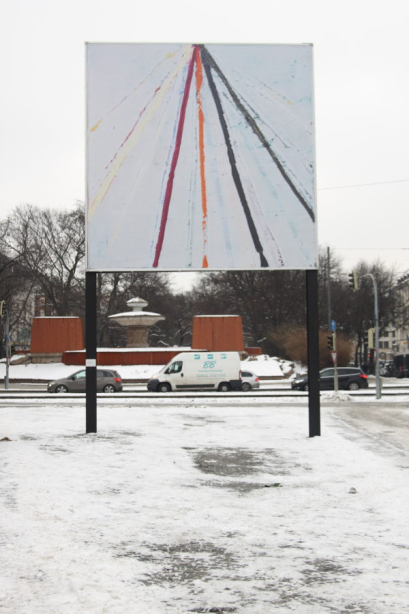 Frontal view of the billboard on the snow-covered Lenbachplatz. The motif shows an abstract composition with coloured lines on a white background.