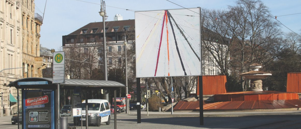 Slightly diagonal view of the billboard on Lenbachplatz. The motif shows an abstract composition with coloured lines on a white background.