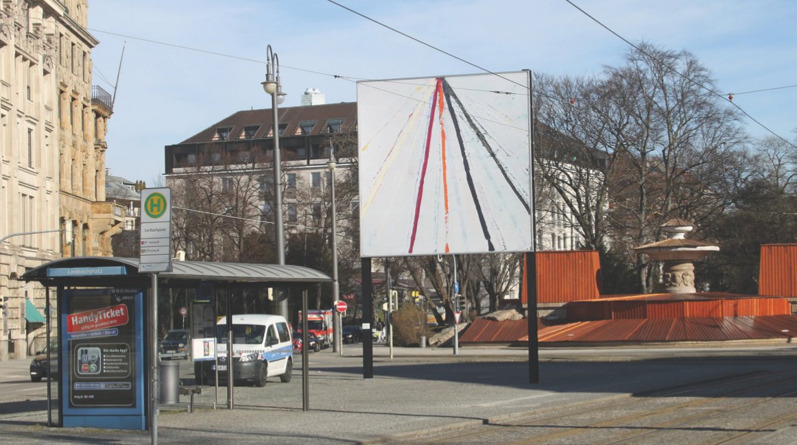 Leicht diagonale Ansicht des Billboards am Lenbachplatz. Das Motiv zeigt eine abstrakte Komposition mit farbigen Linien auf weißem Grund.