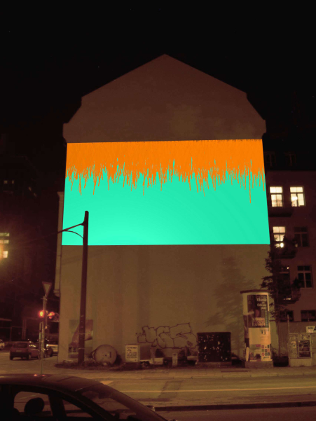 Photography of the large-scale projection "Bunter Abend" by Wolfgang Aichner and Thomas Huber on the facade of a building at Müllerstr. 10 at night. In the projection, two thick colours - green and red - flow over each other from the upper edge of the projection area.