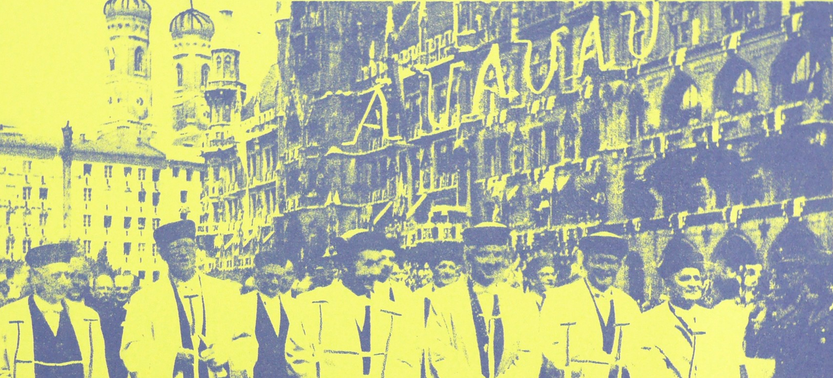 Lithographie auf Basis eines Fotos von 1958: Bei der 800-Jahr-Feier der Stadt München schreiten die Professoren der Akademie der Bildenden Künste über den Marienplatz. Hinter ihnen sind die Türme der Frauenkirche und das Neue Rathaus zu sehen. Der Projekttitel Au au au Hi hi hi ist in die Rathausfassade und die weißen Talare der Professoren integriert.