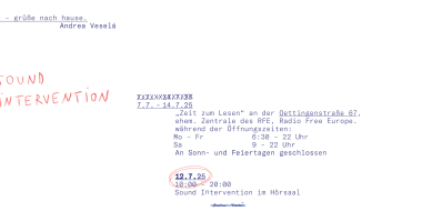 Klar! Hier ist ein **kurzer Alternativtext in einfacher Sprache**, der sich auf die Art der Darstellung bezieht: --- **Einladung zu einer Kunstaktion mit Text und handschriftlichen Elementen. Mischung aus maschinengeschriebenem und rotem handgeschriebenem Text.