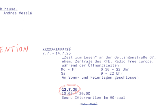 Klar! Hier ist ein **kurzer Alternativtext in einfacher Sprache**, der sich auf die Art der Darstellung bezieht: --- **Einladung zu einer Kunstaktion mit Text und handschriftlichen Elementen. Mischung aus maschinengeschriebenem und rotem handgeschriebenem Text.