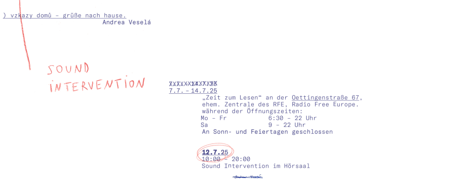 Einladung zu einer Kunstveranstaltung mit Text und handschriftlichen Elementen. Mischung aus maschinengeschriebenem und rotem handgeschriebenem Text.