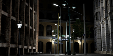 Verschiedene beleuchtete Straßenlaternen stehen inmitten von großen Gebäuden. An den Laternen befinden sich blaue Straßenschilder