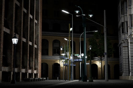 Verschiedene beleuchtete Straßenlaternen stehen inmitten von großen Gebäuden. An den Laternen befinden sich blaue Straßenschilder