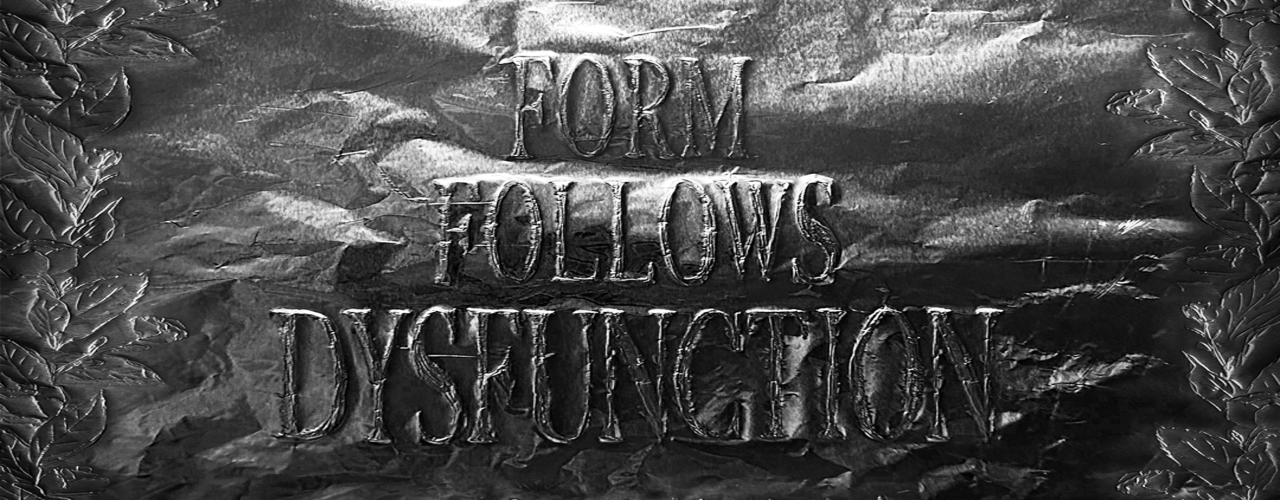 Silberne, zerknitterte Oberfläche mit geprägter Schrift: ‚Form Follows Dysfunction‘