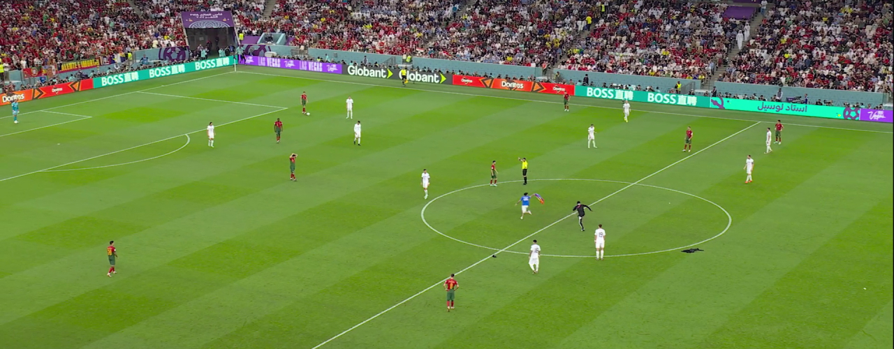 Blick auf ein Fussballspiel von schräg oben in einem gut besetzten Fussballstadion.