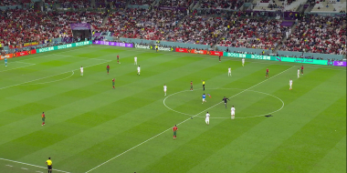 Blick auf ein Fussballspiel von schräg oben in einem gut besetzten Fussballstadion.