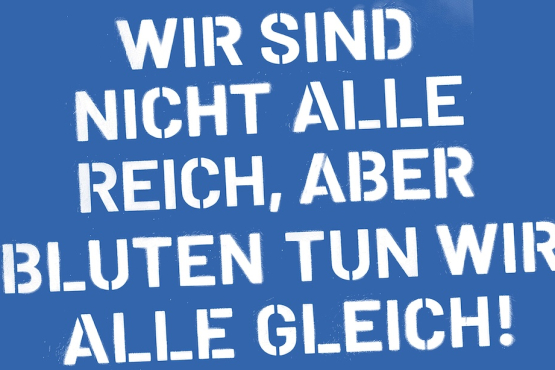 Blaue Bildkachel, auf der in weißen Großbuchstaben steht: "Wir sind nicht alle reich, aber bluten tun wir alle gleich!"