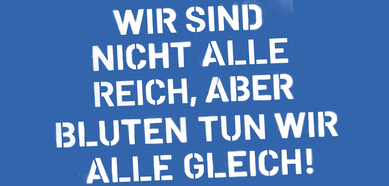 Blaue Bildkachel, auf der in weißen Großbuchstaben steht: "Wir sind nicht alle reich, aber bluten tun wir alle gleich!"